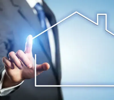 Expert immobilier consultant un graphique d’évolution de la valeur immobilière.