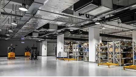 Entrepôt logistique intérieur avec rayonnages, palettes et chariots autonomes.