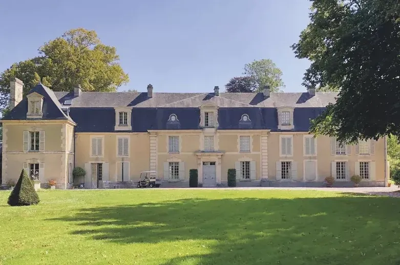 Domaine avec parcours de golf et bâtisse de caractère.